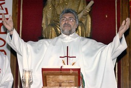 LUGO je bio katolički biskup lijeve političke orijentacije koji je napustio Crkvu kad je
prošle godine izabran za predsjednika