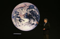 Al Gore ispred jedne od prvih snimke Zemlje iz svemira