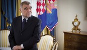 LEGALAN I ILEGALAN
SUSTAV Mesić tvrdi da je korupcija posljedica toga što je Hrvatska
pod HDZ-om imala dvojni sustav vođenja državnih poslova - kao što je i u ratu imala dvostruku
liniju zapovijedanja
