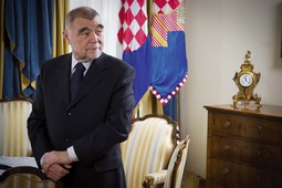 LEGALAN I ILEGALAN
SUSTAV Mesić tvrdi da je korupcija posljedica toga što je Hrvatska
pod HDZ-om imala dvojni sustav vođenja državnih poslova - kao što je i u ratu imala dvostruku
liniju zapovijedanja