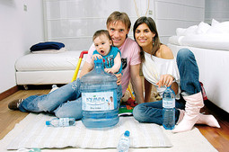 DARIO ŠIMIĆ otvorio je 2002. punionicu vode u Istri; voda Akvinta se ne prodaje u dućanima nego u bocama od 19 litara za domaćinstva i tvrtke; na slici sa suprugom Jelenom i sinom Rokom