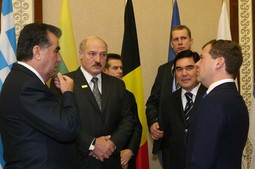 RUSKI predsjednik
Dmitrij Medvjedev s
Aleksandrom Lukašenkom iz Bjelorusije i Emomalijem Rahmonom iz Tadžikistana
