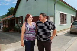 27 GODINA BRAKA Petar i Anica Čobanković ispred svoje kuće u Iloku u
koju su se vratili nakon srpske
okupacije