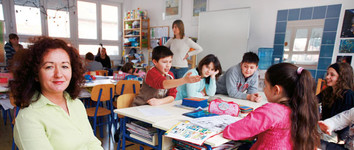 Ravnateljica Osnovne Montessori škole Narcisa Buczynski smatra da Zagreb treba postati središte regije za alternativno obrazovanje; s djecom u učionici u kvartu Trešnjevka