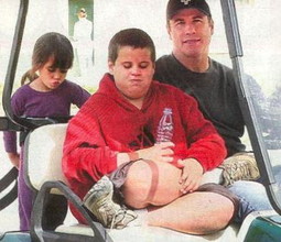 John Travolta sa kćerkom Ellom Bleu i sinom Jettom na fotografiji iz 2004. godine