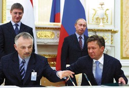 PREDSJEDNIK MOL-a Zsolt Hernadi (u donjem redu lijevo)
s predsjednikom Uprave Gazproma Alexeijem Millerom
(dolje desno), mađarskim premijerom
Ferencom Gyurcsanyjem i Vladimirom Putinom