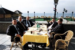 Čedo Prodanović
u Haagu s bivšim
predsjednikom
Stipom Mesićem i njegovim savjetnicima
Željkom Bagićem
i Tomislavom Jakićem, 2002. kad
je Mesić svjedočio
na Sudu
