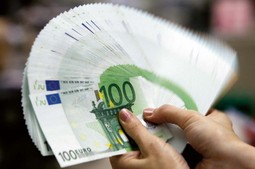SVJETSKA FINANCIJSKA TRŽIŠTA ovog su ponedjeljka povoljno reagirala na
nove mjere Europske unije i financijsku injekciju vrijednu 750 milijardi eura