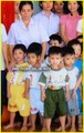 Pax Thien u skupini djece u sirotištu