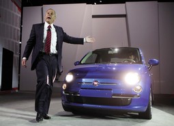TALIJANSKOAMERIČKA
SURADNJA Jim Press, potpredsjednik Uprave autokompanije Chrysler, na newyorškom
međunarodnom autoshowu okupljenim
novinarima pokazuje talijanski automobil Fiat 500, kakav bi se uskoro mogao pojaviti i na američkom tržištu