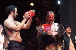MLADI GLUMAC
Marko Cindrić kao
Odisej daje vino
Kiklopu kojeg igra
vokal Leta 3 Zoran
Prodanović Prlja, a
zatim ga bukvalno na
trenutak osljepljuje
mješavinom soka od
rajčice, malinovca
i ostalih crvenih
sastojaka