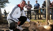 DENNIS AOGO, njemački reprezentativac
nigerijskog porijekla, u parku za lavove pokraj Johannesburga