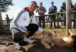 DENNIS AOGO, njemački reprezentativac
nigerijskog porijekla, u parku za lavove pokraj Johannesburga