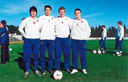 Milan Badelj (s brojem sedam) s kolegama iz mlade nogometne reprezentacije u kampu u Medulinu