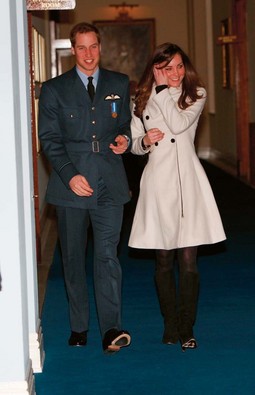 KATE MIDDLETON s princom Williamom kad je 2006. diplomirao na Kraljevskoj vojnoj akademiji Sandhurst