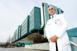 PROFESOR MIŠO VIRAG već je dvadeset godina na
čelu Klinike za maksilofacijalnu kirurgiju KB Dubrava, a u
radu njegova tima posljednjjih petnaest godina sudjeluje i
dr. Aleksandar Milenović