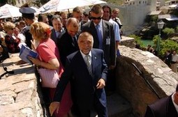 Svečanosti otvaranja obnovljenog Starog mosta prisustvovalo je više od 50 državnih delegacija, iz Hrvatske su došli predsjednik Stipe Mesić i premijer Ivo Sanader.