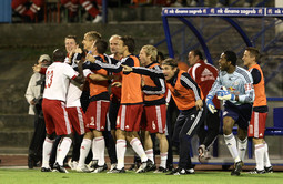 Igrači Red Bulla slave pobjedu sa svojim trenerom (Foto: Igor Šoban)