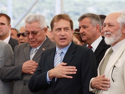 PRVI NA UDARU Ministra Božidara Kalmetu
(u sredini) optužuju zbog
afera u HAC-u