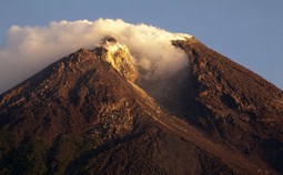 Vulkan Merapi na otoku Javi; foto: Reuters