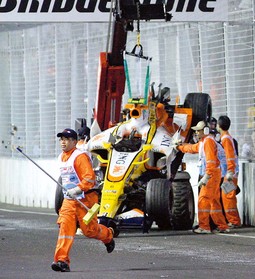 BOLID NELSONA PIQUETA bio je uništen na utrci u
Singapuru, a on je izjavio FIA-i, organizatorima utrke
Formule 1, da je dobio
naređenje da se zabije
točno na 17. zavoju jer tu nema dizalice za brzo micanje bolida, pa
je izišao 'safety car', što je odgovaralo Alonsu