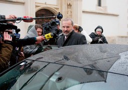 BAJIĆ ISTRAŽUJE
LEGALNOST UGOVORA
Državni odvjetnik Mladen Bajić bit će prisiljen pokrenuti
pravnu proceduru raskida Ugovora o upravljanju Inom ako DORH procijeni da je sklopljen u nelegalnim
okolnostima