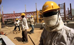 Za razliku od afričkih radnika,
kineski inženjeri na gradilištu
u Kartumu u Sudanu pokrili
su lica da se zaštite od
prašine