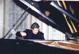 Dugogodišnje čekanje se isplatilo Lovro Pogorelić dobio je prvu glazbenu poduku od oca Ivana, akademski obrazovanoga glazbenika, a od dvanaeste godine radio je s ruskim pijanistom i pedagogom Konstantinom Boginom