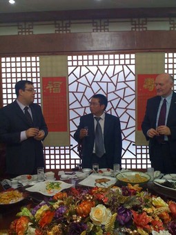DAMIR BAJS (lijevo), u razgovoru s dekanom pekinškog sveučilišta Zou Tongqianom
i hrvatskim veleposlanikom u
Narodnoj Republici
Kini Antom
Simonićem
