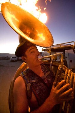 DAVID SILVERMAN
bit će gost i član žirija Animafesta, festivala
animiranog filma u Zagrebu; Silverman svira i tubu, a sudjelovao je i u poznatom festivalu Burning Man u pustinji
Black Rock u američkoj Nevadi