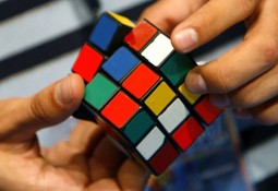 Rubikova kocka intrigirala je matematičare godinama (Reuters)
