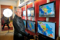 40 godina Mitrović
je proveo na HRT-u kao novinar,
a u mirovini 2001. je počeo
snimati serijal od 20 epizoda
o povijesti Jugoslavije, čiji se
prizor vidi na TV ekranima u
dućanu Svijet medija, a koji
će se skraćen emitirati u
jesen bez uvažavanja njegovih
autorskih primjedbi