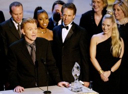 S ekipom iz CSI-a  na čelu s glumcem Davidom Carusom prilikom dobivanja jedne od brojnih televizijskih nagrada