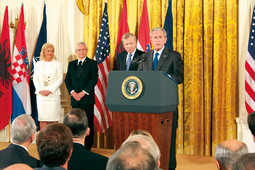 ZA SIGURNOST HRVATSKE Američki predsjednik George Bush na svečanosti je poručio Hrvatskoj da je sada sigurna jer će je braniti sve zemlje članice NATO-a u slučaju bilo kakvog napada od bilo koga