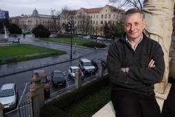 Kregar je dekan Pravnog fakulteta u Zagrebu i snimljen je na balkonu zgrade fakulteta na Trgu maršala Tita, a kaže da se odlučio kandidirati jer je u znanstvenoj
karijeri postigao sve što je mogao