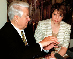 TATJANA DJAČENKO, mlađa kćer Borisa Jeljcina: zbog njene povezanosti s Anatolijem Čubaisom Koržakov je 1996. pao u Jeljcinovu nemilost