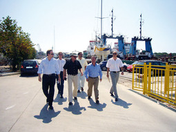 PARTNERI Goran Prgin i Andrew Farkas (drugi i treći slijeva) u obilasku Prginova remontnog brodogradilišta u Šibeniku, gdje će se servisirati velike jahte