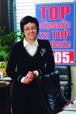 Marija Nemčić, ravnateljica HRT-a, kaže da se HRT odlučio uključiti u akciju jer Top stipendiju smatraju pametnom i kvalitetnom akcijom u koju treba ulagati