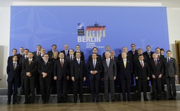 Fotografija s današnjeg sastanka NATO-a u Berlinu (Reuters)