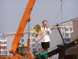 GENERALBOJNICA
PENG LIYUAN
supruga Xi Jinpinga ima visoki čin u
kineskoj vojsci i proslavljena je pjevačica: njena obitelj bila je protiv
braka, ali Xi ju je osvojio svojim
poznavanjem
kineske narodne glazbe