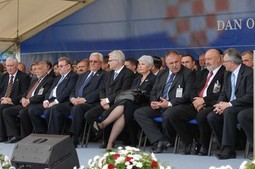 NAKON BEBIĆEVE intervencije između njega i bivšeg predsjednika Mesića sjedio je potpredsjednik Sabora Vladimir Šeks