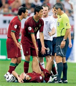 Na utakmici na SP-u 2006. između Engleske i Portugala Rooney je nagazio Carvahla i na nagovor Ronalda sudac ga je isključio; Englezi to nisu