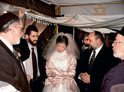 TRADICIONALNO židovsko vjenčanje - mladenci stoje ispod hupe, svadbenog baldahina