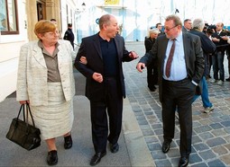 TOMISLAV MERČEP (u sredini, s dr. Vesnom Bosanac i Vladimirom Šeksom) uhićen je prošloga tjedna; DORH ga tereti za ratne zločine nad civilima 1991., među
ostalim za ubojstva u
Pakračkoj poljani