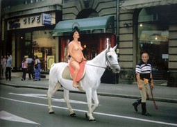 Umjetnica i peformerica Vlasta Delimar još je 1982. u performansu 'Vjenčanje', zajedno s umjetnikom Željkom Jermanom, izvela svoju preobrazbu iz djevice u majku, a prije tri mjeseca prokaskala je gola na konju centrom Zagreba