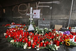 Svijeće za dvadeset poginulih na Loveparadeu (Foto: Reuters)