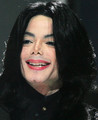 7. Michael Jackson: nekadašnji kralj popa danas je kralj bizarnog ponašanja, a među posljednjim vjestima pročitati se može kako bi u pustini L.A. volio postaviti velikog robota sa svojim likom