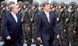 Karl Erjavec (na slici desno), slovenski ministar obrane ključan je za projekt zbog angažmana NATO-a na obnovi i proširenju Cerklja