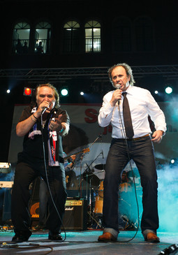 ŽELJKO KERUM na pozornici pjeva s Mišom Kovačem - energični splitski poduzetnik favorit je splitskih izbora za gradonačelnika