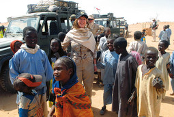 POTPREDSJEDNICA VLADE Đurđa Adlešič s djecom u izbjegličkom logoru
u Čadu